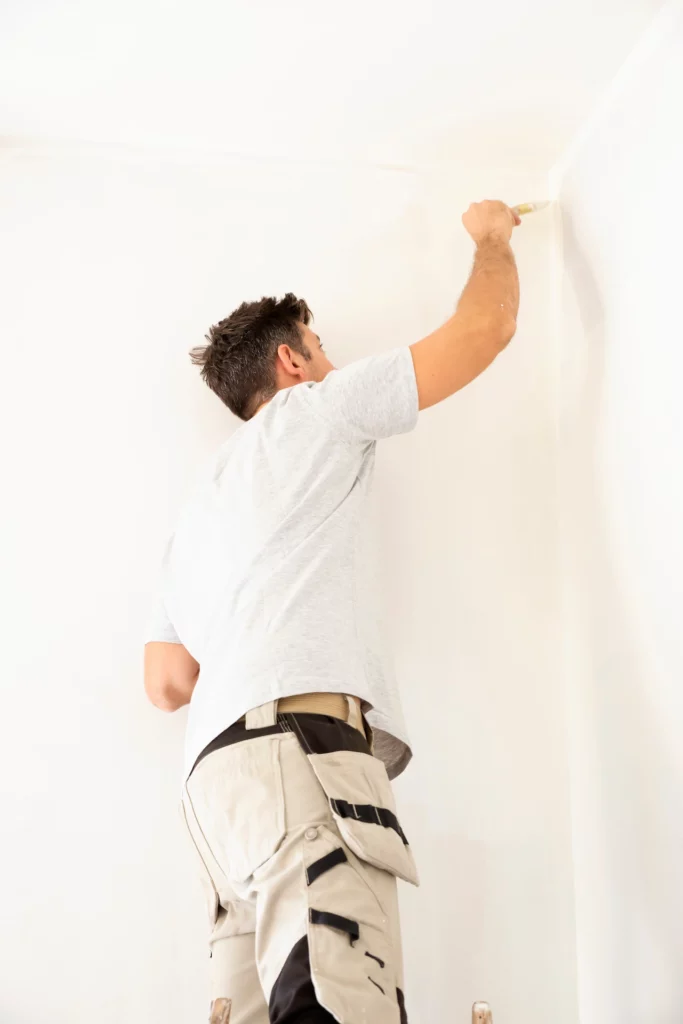 Photo d'un peintre en bâtiment
