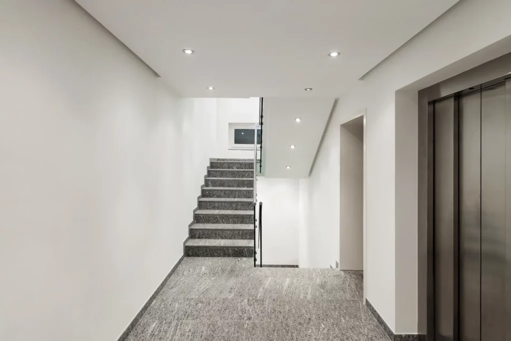 Photo d'un couloir résidentiel.