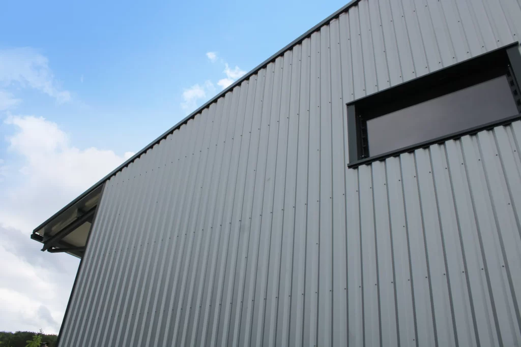 Photo de peinture industrielle sur bardage métallique.